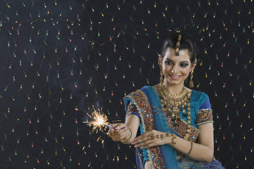 一个人,坐,笑,微笑,露齿笑,横图,室内,白天,正面,民族服装,烟火,项链,亚洲,仅一个年轻女性,仅一个女性,仅一个人,握,阴影,光线,影子,灯光,注视,一个,焰火,耳环,手链,观察,看,握着,服饰,手镯,单个,观看,飘逸,察看,庄重,关注,礼花,追求,镯子,仙女棒,纱丽,雅致,花炮,礼花炮,耳饰,纱丽服,清婉,妍丽,手持喷泉,手持烟花,年轻女性,女人,女性,亚洲人,印度人,烟花,坐着,半身,彩图,传统服装,民俗服,奢华