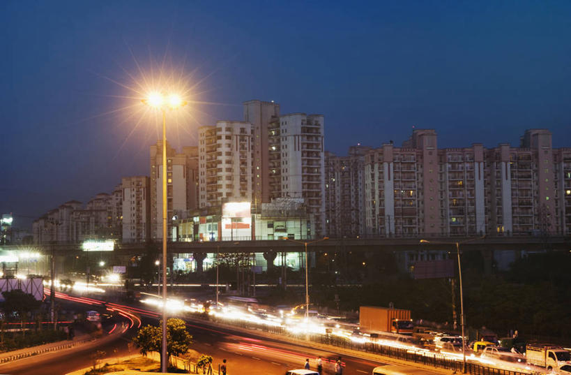 无人,高楼大厦,栏杆,横图,室外,夜晚,正面,长时间曝光,度假,美景,城市风光,城市,大厦,道路,建筑,路,路灯,摩天大楼,夜景,公路,汽车,照明,印度,亚洲,许多,阴影,光线,影子,景观,围栏,灯光,交通,娱乐,建设,护栏,车,灯,交通工具,轿车,享受,休闲,景色,放松,照亮,照明设备,载具,南亚,曝光,印度共和国,哈里亚纳,哈里亚纳邦,马路,彩图,大楼,高层建筑,高楼,摩天楼,古尔冈