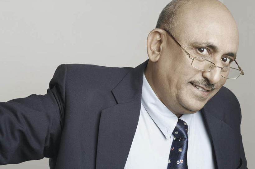 秃头,一个人,商务人士,商务男性,横图,室内,特写,白天,白色背景,正面,衬衫,爆炸,亚洲,仅一个男性,仅一个人,仅一个中年男性,套装,眼镜,领带,注视,观察,看,摄影,影棚,观看,老花镜,察看,象征,庄重,关注,商务装,身份,工薪阶层,投弹,摧毁,炸毁,正式,地位,远视眼镜,男人,男性,中年男性,亚洲人,印度人,光头,无发,白领,上班族,半身,彩图,影棚拍摄,衬衣,拍摄