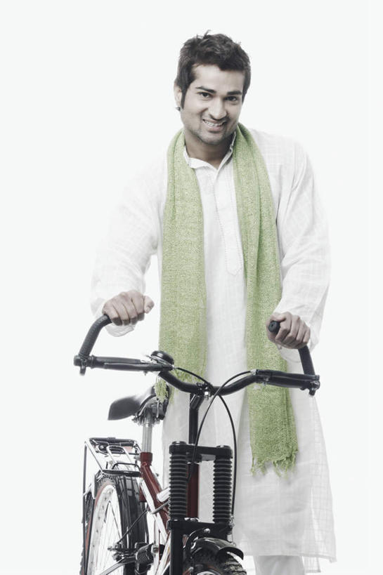 一个人,站,笑,微笑,露齿笑,竖图,室内,白天,白色背景,正面,民族服装,自行车,亚洲,仅一个男性,仅一个人,服装,装饰,注视,车,脚踏车,仅一个年轻男性,衣服,围巾,交通工具,扶,观察,看,站着,温暖,摄影,服饰,影棚,围脖,观看,保暖,华丽,点缀,察看,扶着,衣着,御寒,穿着,关注,载具,衬托,美观,雅致,雅观,衣饰,男人,男性,年轻男性,亚洲人,印度人,站立,半身,彩图,影棚拍摄,传统服装,民俗服,拍摄