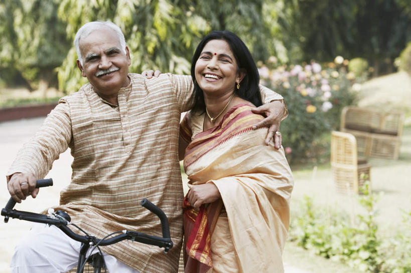 老年人,两个人,家庭,夫妻,站,坐,抱,笑,微笑,露齿笑,横图,室外,白天,正面,民族服装,爱情,花海,花圃,植物,自行车,叶子,亚洲,阴影,盛开,光线,影子,浪漫,花蕾,注视,车,脚踏车,花,花瓣,花朵,花卉,鲜花,树,树木,绿色,阳光,自然,交通工具,花丛,花束,花田,花苞,花蕊,观察,看,站着,温暖,温馨,一家人,恩爱,恋人,服饰,生长,成长,抱着,观看,飘逸,和睦,察看,搂着,庄重,关注,载具,追求,纱丽,雅致,纱丽服,清婉,妍丽,老年男性,老年女性,男人,男性,女人,女性,亚洲人,印度人,夫妇,情侣,搂,搂抱,站立,坐着,半身,彩图,传统服装,民俗服,伴侣,融洽,奢华