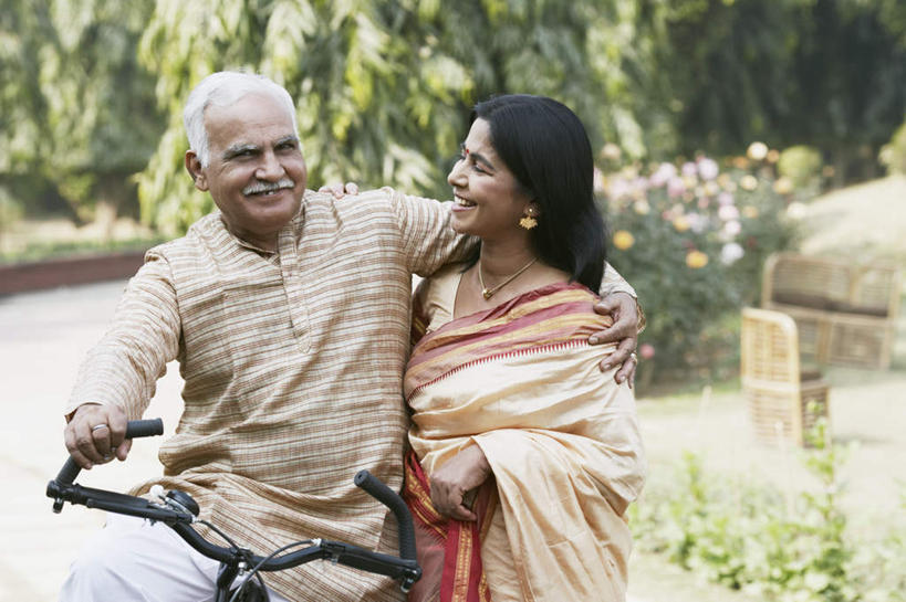 老年人,两个人,家庭,夫妻,站,坐,抱,笑,微笑,露齿笑,横图,室外,白天,正面,民族服装,爱情,花海,花圃,植物,自行车,叶子,亚洲,阴影,盛开,光线,影子,浪漫,花蕾,注视,车,脚踏车,花,花瓣,花朵,花卉,鲜花,树,树木,绿色,阳光,自然,交通工具,花丛,花束,花田,花苞,花蕊,观察,看,站着,温暖,温馨,一家人,恩爱,恋人,服饰,生长,成长,抱着,观看,飘逸,和睦,察看,搂着,庄重,关注,载具,追求,纱丽,雅致,纱丽服,清婉,妍丽,老年男性,老年女性,男人,男性,女人,女性,亚洲人,印度人,夫妇,情侣,搂,搂抱,站立,坐着,半身,彩图,传统服装,民俗服,伴侣,融洽,奢华