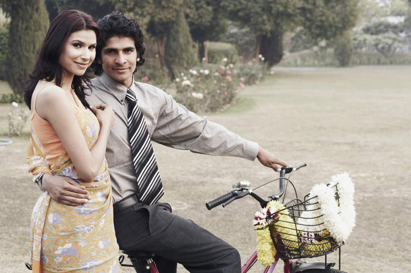 两个人,家庭,夫妻,站,抱,笑,微笑,露齿笑,横图,室外,白天,侧面,民族服装,衬衫,爱情,草地,草坪,树林,植物,自行车,亚洲,装饰,盛开,花环,领带,浪漫,花蕾,注视,车,脚踏车,草,花,花瓣,花朵,鲜花,树,树木,绿色,自然,交通工具,花苞,花蕊,观察,看,站着,温暖,温馨,一家人,恩爱,恋人,服饰,生长,成长,抱着,观看,飘逸,华丽,修饰,点缀,和睦,察看,搂着,庄重,关注,追求,纱丽,衬托,美观,雅致,雅观,纱丽服,清婉,妍丽,男人,男性,年轻男性,年轻女性,女人,女性,亚洲人,印度人,年轻人,夫妇,情侣,搂,搂抱,站立,半身,彩图,衬衣,传统服装,民俗服,伴侣,融洽,奢华