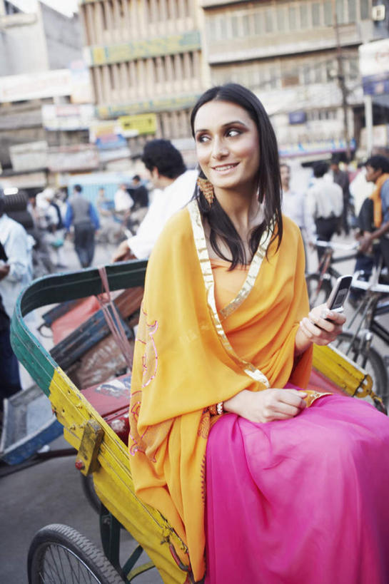 坐,笑,打电话,微笑,竖图,室外,白天,正面,民族服装,电话,手机,亚洲,握,服装,朦胧,模糊,黄包车,许多人,拿,拿着,注视,休闲装,通讯设备,衣服,人力车,观察,看,一群人,休闲,休闲服,握着,服饰,观看,飘逸,察看,庄重,关注,追求,纱丽,雅致,纱丽服,清婉,妍丽,交流,男人,男性,年轻男性,年轻女性,女人,女性,亚洲人,印度人,沟通,通话,坐着,半身,彩图,传统服装,民俗服,奢华