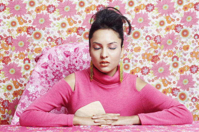 一个人,坐,闭眼,双手交叉,横图,室内,白天,正面,壁纸,亚洲,仅一个年轻女性,仅一个女性,仅一个人,服装,装饰,休闲装,衣服,休闲,休闲服,服饰,华丽,修饰,点缀,碎花,衬托,美观,雅致,雅观,年轻女性,女人,女性,亚洲人,印度人,墙纸,闭眼睛,闭着眼,闭着眼睛,坐着,半身,彩图