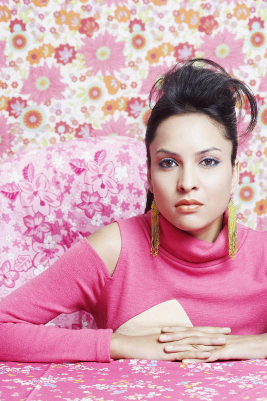 一个人,坐,双手交叉,竖图,室内,白天,正面,壁纸,亚洲,仅一个年轻女性,仅一个女性,仅一个人,服装,装饰,注视,休闲装,衣服,观察,看,休闲,休闲服,服饰,观看,华丽,修饰,点缀,碎花,察看,关注,衬托,美观,雅致,雅观,年轻女性,女人,女性,亚洲人,印度人,墙纸,坐着,半身,彩图