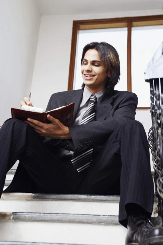 一个人,商务人士,商务男性,栏杆,坐,笑,微笑,露齿笑,竖图,室内,白天,仰视,衬衫,窗户,楼梯,亚洲,仅一个男性,仅一个人,套装,扶手,阶梯,记事本,领带,拿,拿着,注视,护栏,玻璃窗,台阶,仅一个年轻男性,本子,笔记本,观察,看,观看,察看,书写,关注,商务装,工薪阶层,誊写,男人,男性,年轻男性,亚洲人,印度人,白领,上班族,坐着,半身,彩图,低角度拍摄,衬衣