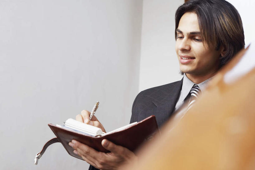 一个人,商务人士,商务男性,栏杆,坐,笑,微笑,露齿笑,横图,室内,白天,正面,衬衫,楼梯,亚洲,仅一个男性,仅一个人,套装,朦胧,模糊,笔,扶手,阶梯,记事本,领带,拿,拿着,注视,护栏,台阶,仅一个年轻男性,本子,笔记本,观察,看,观看,察看,书写,关注,商务装,工薪阶层,誊写,男人,男性,年轻男性,亚洲人,印度人,白领,上班族,坐着,半身,彩图,衬衣