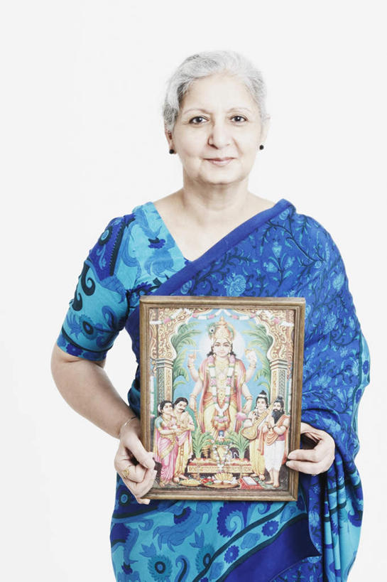 一个人,站,笑,微笑,竖图,室内,白天,白色背景,正面,民族服装,油画,亚洲,仅一个女性,仅一个人,握,艺术,拿,拿着,注视,画,观察,看,站着,握着,摄影,服饰,仅一个老年女性,影棚,观看,飘逸,美术,察看,庄重,关注,追求,纱丽,雅致,纱丽服,清婉,妍丽,老年女性,女人,女性,亚洲人,印度人,站立,半身,彩图,影棚拍摄,传统服装,民俗服,拍摄,奢华