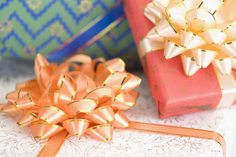 无人,横图,俯视,彩色,室内,特写,白天,白色背景,静物,礼盒,礼物,一堆,许多,堆叠,堆积,装饰,丝绸,丝带,纸盒,缎带,绸带,盒子,包装盒,礼品盒,摄影,礼品,装饰花,影棚,堆,华丽,修饰,点缀,衬托,美观,雅致,雅观,彩图,高角度拍摄,影棚拍摄,拍摄