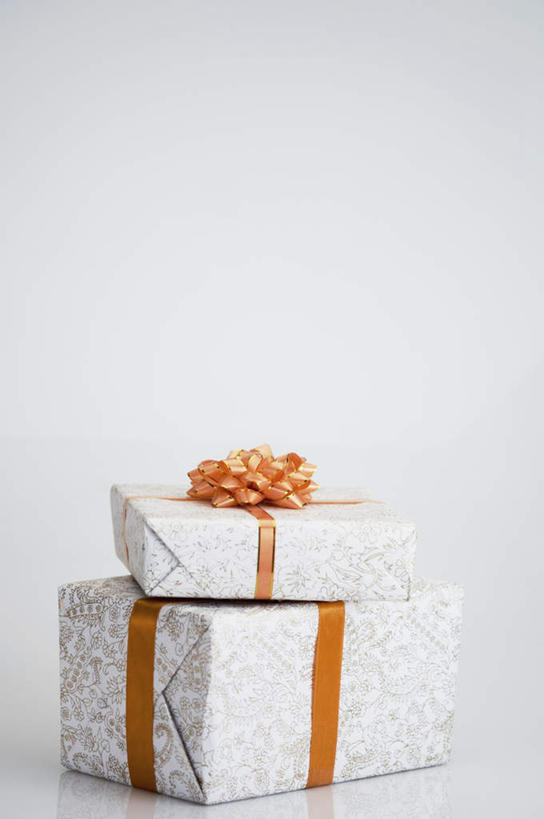 无人,竖图,彩色,室内,特写,白天,白色背景,正面,静物,礼盒,礼物,堆叠,装饰,丝绸,丝带,纸盒,缎带,绸带,盒子,两个,包装盒,礼品盒,摄影,礼品,装饰花,影棚,堆,华丽,修饰,点缀,衬托,美观,雅致,雅观,彩图,影棚拍摄,拍摄