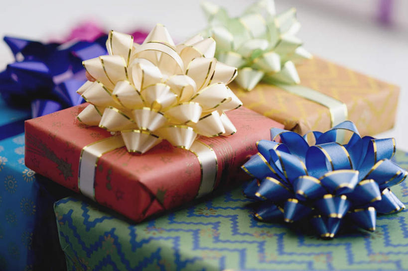 无人,横图,俯视,彩色,室内,特写,白天,白色背景,静物,礼盒,礼物,堆叠,装饰,丝绸,丝带,纸盒,缎带,绸带,盒子,包装盒,礼品盒,摄影,礼品,装饰花,影棚,堆,华丽,修饰,点缀,衬托,美观,雅致,雅观,彩图,高角度拍摄,影棚拍摄,拍摄