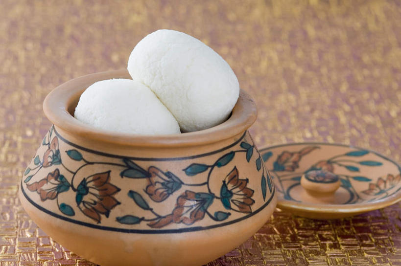 点心,无人,横图,俯视,室内,特写,白天,阴影,装饰,反射,影子,陶瓷,食品,甜点,甜品,陶瓷制品,食物,糕点,两个,白色,容器,碗,甜食,摄影,影棚,储藏,华丽,修饰,点缀,储存,衬托,美观,雅致,雅观,彩图,高角度拍摄,影棚拍摄,拍摄,贮存