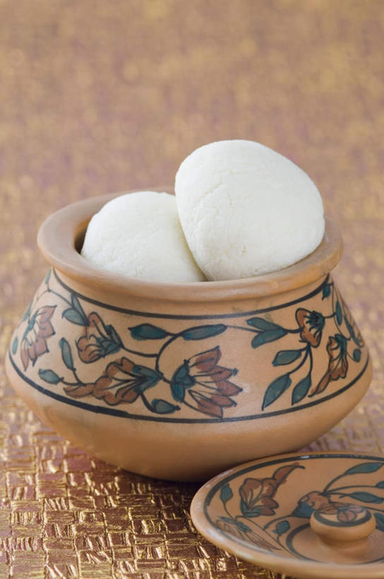 点心,无人,竖图,俯视,室内,特写,白天,阴影,装饰,反射,影子,陶瓷,食品,甜点,甜品,陶瓷制品,食物,糕点,两个,白色,容器,碗,甜食,摄影,影棚,储藏,华丽,修饰,点缀,储存,衬托,美观,雅致,雅观,彩图,高角度拍摄,影棚拍摄,拍摄,贮存