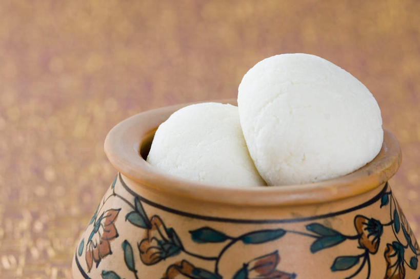 点心,无人,横图,俯视,室内,特写,白天,阴影,装饰,反射,影子,陶瓷,食品,甜点,甜品,陶瓷制品,食物,糕点,两个,白色,容器,碗,甜食,摄影,影棚,储藏,华丽,修饰,点缀,储存,衬托,美观,雅致,雅观,彩图,高角度拍摄,影棚拍摄,拍摄,贮存