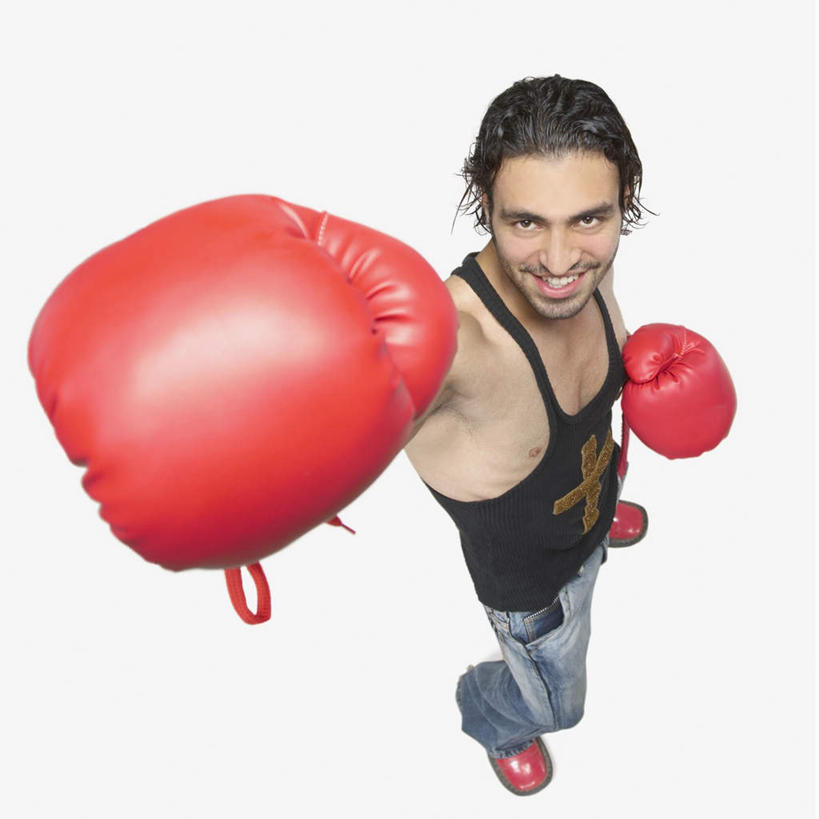 一个人,站,举,笑,微笑,露齿笑,横图,俯视,室内,白天,白色背景,安全,亚洲,仅一个男性,仅一个人,防护,拳击手套,注视,运动器械,仅一个年轻男性,红色,手套,观察,看,托,站着,健身器械,摄影,影棚,观看,保护,戴着,察看,关注,保险,健身器材,保全,周全,安稳,安定,防护手套,平安,男人,男性,年轻男性,亚洲人,印度人,举起,举手,举着,向上举,向上伸,向上托,站立,彩图,高角度拍摄,全身,影棚拍摄,拍摄,运动器材