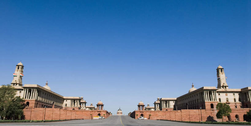 无人,家,宫殿,横图,室外,白天,仰视,旅游,度假,植物,别墅,窗户,标志建筑,道路,地标,建筑,路,公路,印度,亚洲,一排,阴影,整齐,光线,盆栽,影子,房屋,墙,屋子,公寓,分界线,盆景,停车线,交通,首都,娱乐,建设,洋房,楼房,玻璃窗,墙壁,墙面,住宅,排列,蓝色,绿色,蓝天,天空,阳光,自然,天,享受,休闲,旅游胜地,放松,生长,晴朗,成长,车行道,车行道分界线,队列,标线,南亚,车行线,总统府,万里无云,新德里,印度共和国,维多利亚宫,印度总统府,晴空,晴空万里,马路,彩图,低角度拍摄,房子