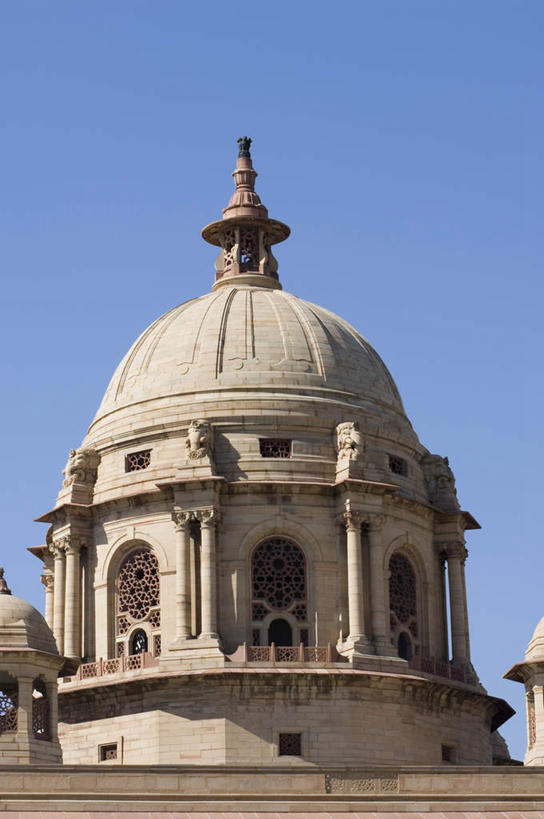 无人,家,宫殿,竖图,室外,白天,正面,旅游,度假,别墅,标志建筑,地标,建筑,印度,亚洲,阴影,光线,影子,房屋,墙,屋子,公寓,首都,娱乐,建设,洋房,楼房,墙壁,墙面,住宅,蓝色,蓝天,天空,阳光,天,享受,休闲,旅游胜地,放松,晴朗,南亚,总统府,万里无云,新德里,印度共和国,维多利亚宫,印度总统府,晴空,晴空万里,彩图,房子