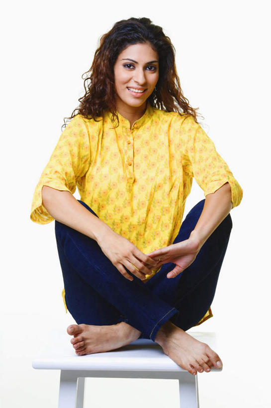 腿部,脚,脚趾,脚趾甲,腿,一个人,坐,笑,盘腿,交叉,微笑,露齿笑,竖图,室内,白天,白色背景,正面,亚洲,仅一个年轻女性,仅一个女性,仅一个人,服装,裤子,凳子,注视,牛仔裤,休闲装,光脚,衣服,观察,看,手势,休闲,赤脚,手指,休闲服,摄影,服饰,影棚,观看,察看,关注,相交,交集,年轻女性,女人,女性,亚洲人,印度人,脚指甲,盘腿而坐,盘膝,盘着腿的,盘着腿坐,双腿交叉,坐着,彩图,全身,影棚拍摄,拍摄,十指紧扣