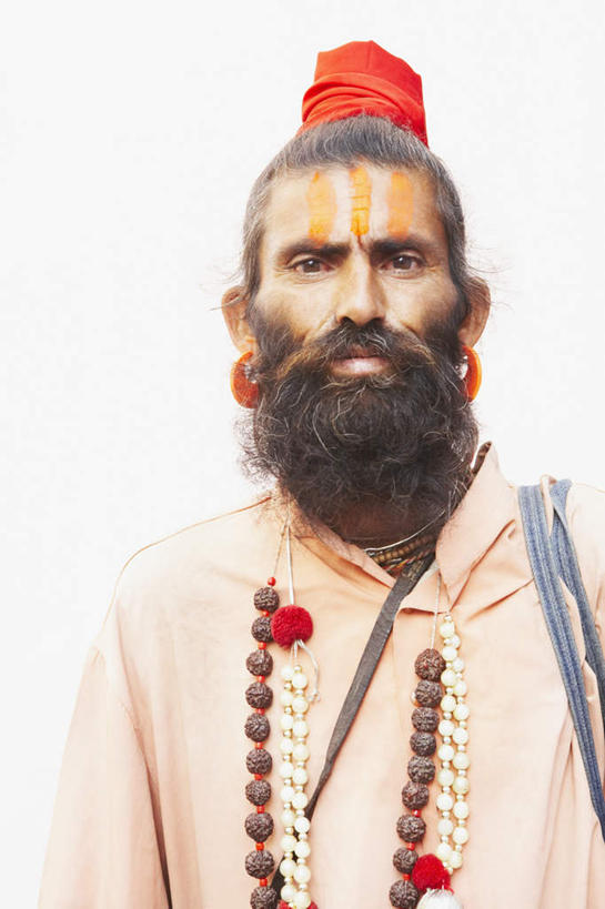 东方人,胡须,一个人,站,竖图,室内,白天,白色背景,正面,民族服装,亚洲,仅一个男性,仅一个人,仅一个中年男性,节日,装饰,头饰,注视,黄种人,文化,观察,看,祈祷,站着,健康,许愿,摄影,宗教,信仰,影棚,观看,纪念,华丽,修饰,祈求,串珠,点缀,察看,关注,念珠,衬托,美观,雅致,雅观,念佛珠,数珠,诵珠,平安,男人,男性,中年男性,亚洲人,印度人,胡子,络腮胡,站立,半身,彩图,影棚拍摄,传统服装,民俗服,拍摄