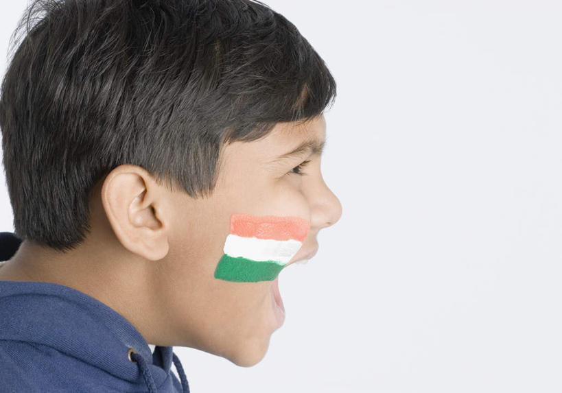 儿童,脸,头,脸颊,一个人,站,横图,室内,特写,白天,白色背景,侧面,纯洁,旗帜,国旗,亚洲,仅一个男性,仅一个人,服装,注视,休闲装,球迷,肩膀,小孩,衣服,蓝色,观察,看,站着,张嘴,仅一个小孩,休闲,休闲服,可爱,童年,童趣,摄影,服饰,影棚,观看,察看,关注,张大嘴巴,童真,烂漫,无邪,天真,男孩,男人,男性,亚洲人,印度人,孩子,头部,脸部,脸蛋,面部,旗,张开嘴,半身,彩图,影棚拍摄,拍摄,男生