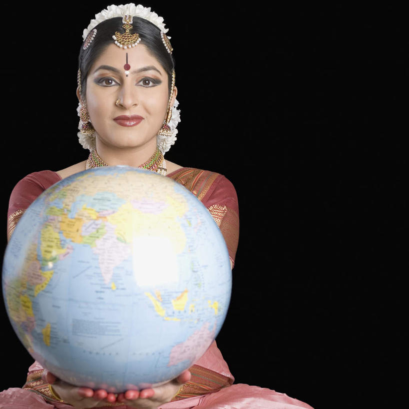 痣,一个人,坐,捧,笑,微笑,横图,室内,白天,正面,民族服装,仪器,海洋,地图,亚洲,仅一个年轻女性,仅一个女性,仅一个人,黑色背景,网格,地球仪,头饰,线条,世界地图,地球,陆地,全球,注视,球,一个,耳环,经纬线,模型,观察,看,祈福,球体,摄影,地理,国家,服饰,装饰花,影棚,单个,观看,飘逸,大陆,察看,世界,庄重,关注,板块,追求,纬线,版图,经线,纱丽,吉祥痣,朱砂痣,经纬仪,地理学,雅致,避邪,消灾,纱丽服,清婉,妍丽,迪勒格,年轻女性,女人,女性,亚洲人,印度人,端,端着,捧着,手捧,坐着,半身,彩图,影棚拍摄,传统服装,民俗服,拍摄,大洋,大洲,奢华