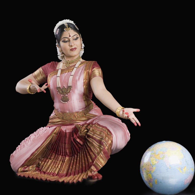 痣,一个人,蹲,笑,微笑,横图,室内,白天,正面,民族服装,跳舞,仪器,海洋,地图,亚洲,仅一个年轻女性,仅一个女性,仅一个人,黑色背景,网格,地球仪,头饰,线条,世界地图,地球,陆地,全球,注视,球,一个,耳环,经纬线,模型,观察,看,祈福,球体,摄影,地理,国家,服饰,装饰花,影棚,单个,观看,飘逸,大陆,察看,世界,庄重,关注,板块,追求,纬线,舞姿,版图,经线,纱丽,吉祥痣,朱砂痣,经纬仪,地理学,雅致,避邪,消灾,纱丽服,清婉,妍丽,迪勒格,年轻女性,女人,女性,亚洲人,印度人,蹲着,彩图,全身,影棚拍摄,传统服装,民俗服,拍摄,舞蹈,大洋,大洲,奢华