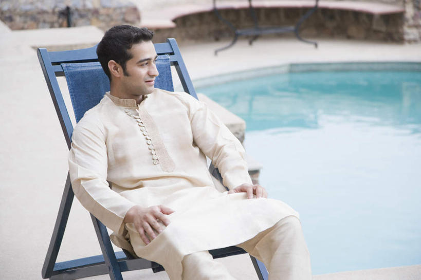 一个人,游泳池,坐,横图,室外,白天,正面,水,椅子,亚洲,仅一个男性,仅一个人,服装,水池,水面,扭头,注视,休闲装,泳池,仅一个年轻男性,衣服,观察,看,转头,休闲,休闲服,服饰,观看,察看,关注,折叠椅,男人,男性,年轻男性,亚洲人,印度人,坐着,半身,彩图