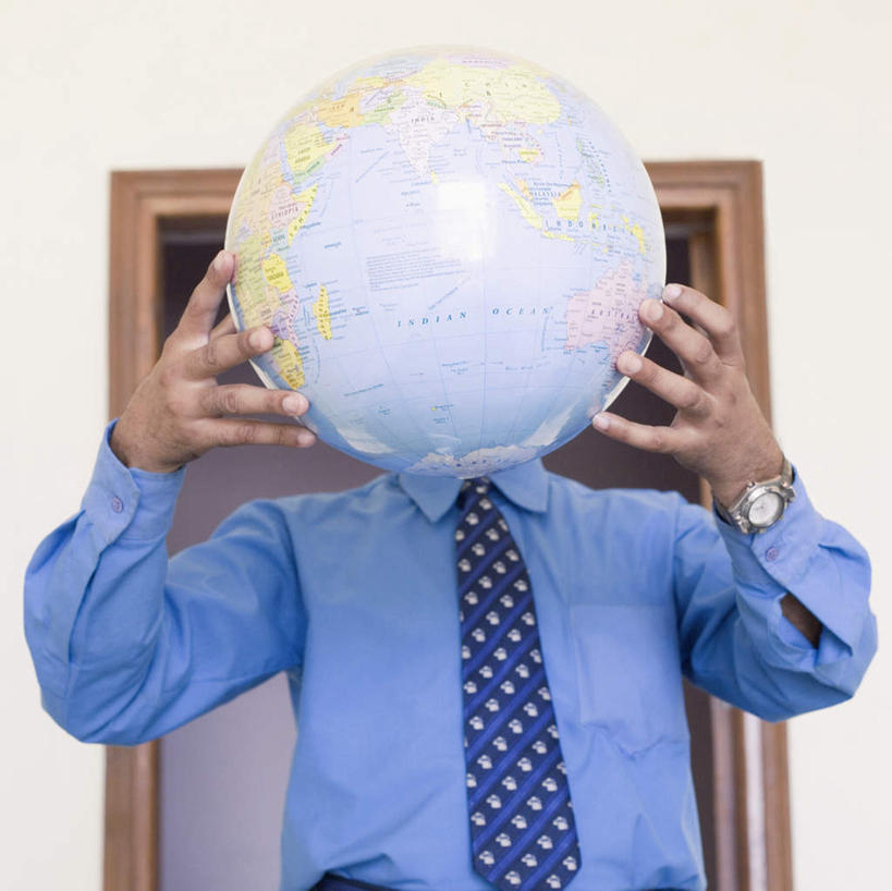 一个人,商务人士,商务男性,举,横图,室内,白天,正面,衬衫,海洋,门,亚洲,仅一个男性,仅一个人,套装,地球仪,手表,陆地,仅一个年轻男性,门框,托,遮,戴着,遮挡,板块,商务装,工薪阶层,遮盖,遮蔽,男人,男性,年轻男性,亚洲人,印度人,白领,上班族,举起,举手,举着,向上举,向上伸,向上托,半身,彩图,衬衣