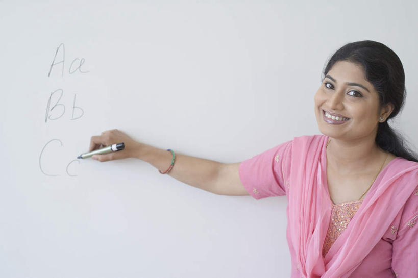 一个人,教师,学校,笑,微笑,露齿笑,横图,室内,白天,正面,亚洲,仅一个年轻女性,仅一个女性,仅一个人,握,写,办公用品,拿,拿着,注视,校园,文具,记号笔,学习用品,黑板,观察,看,教室,教学,握着,观看,文具用品,察看,关注,耐磨,教学黑板,年轻女性,女人,女性,亚洲人,印度人,讲师,教授,老师,半身,彩图