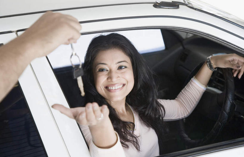 两个人,伙伴,朋友,坐,举,横图,俯视,室外,白天,友谊,安全,汽车,亚洲,服装,防护,钥匙,注视,休闲装,车,衣服,交通工具,轿车,观察,看,托,休闲,休闲服,服饰,观看,保护,察看,开启,封闭,关注,保险,私密,保全,周全,安稳,安定,防盗,平安,友情,年轻女性,女人,女性,亚洲人,印度人,举起,举手,举着,向上举,向上伸,向上托,坐着,半身,彩图,高角度拍摄