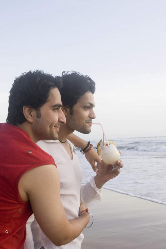 果汁,两个人,家庭,夫妻,站,竖图,室外,白天,侧面,爱情,旅游,度假,海浪,海洋,沙滩,杯子,亚洲,阴影,服装,光线,沙子,影子,塑料,海岸,浪花,沙地,饮品,浪漫,拿,拿着,注视,休闲装,娱乐,玻璃制品,饮料,一个,衣服,蓝色,蓝天,天空,阳光,海水,水杯,塑料制品,吸管,天,观察,看,站着,享受,休闲,温暖,温馨,一家人,休闲服,恩爱,放松,恋人,服饰,晴朗,单个,观看,和睦,察看,空心,关注,可口,海景,万里无云,饮管,适口,男人,男性,年轻男性,年轻女性,女人,女性,亚洲人,印度人,情侣,玻璃杯,大海,风浪,海,海水的波动,海滩,近岸浪,涌浪,晴空,晴空万里,玩耍,半身,彩图,伴侣,融洽,圆柱状