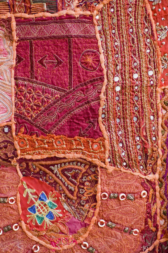 无人,竖图,室内,特写,白天,正面,纺织品,刺绣,印度,亚洲,花纹,朦胧,模糊,装饰,布,织物,红色,华丽,修饰,布匹,点缀,南亚,拉贾斯坦邦,拉贾斯坦,印度共和国,衬托,美观,雅致,雅观,卡其布,彩图