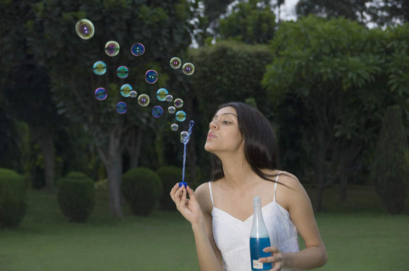 一个人,站,横图,室外,白天,正面,游戏,草地,草坪,植物,玩具,吊带,亚洲,仅一个年轻女性,仅一个女性,仅一个人,握,服装,拿,玩,拿着,注视,吊带衫,娱乐,草,树,树木,衣服,绿色,自然,吹,观察,看,站着,休闲,益智,握着,服饰,生长,成长,观看,活动,察看,衣着,穿着,发泄,关注,消遣,智力,泡泡机,宣泄,衣饰,年轻女性,女人,女性,亚洲人,印度人,玩耍,嬉戏,站立,半身,彩图