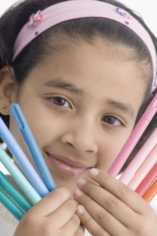 儿童,脸,头,脸颊,手,一个人,笑,微笑,露齿笑,竖图,室内,特写,白天,正面,绘画,纯洁,亚洲,双手,仅一个女性,仅一个人,装饰,笔,办公用品,拿,拿着,注视,文具,小孩,发箍,发饰,饰品,学习用品,观察,看,仅一个小孩,手部,可爱,童年,童趣,头箍,观看,文具用品,察看,关注,水彩笔,发卡,童真,烂漫,无邪,配饰,天真,女孩,女人,女性,亚洲人,印度人,孩子,头部,脸部,脸蛋,面部,画画,半身,彩图,女生