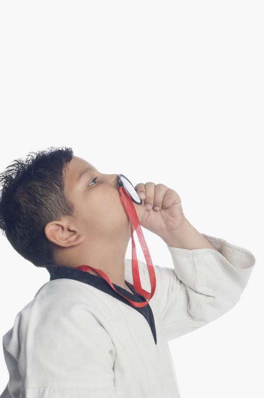 儿童,一个人,竖图,室内,白天,白色背景,侧面,纯洁,成功,胜利,亚洲,仅一个男性,仅一个人,服装,注视,小孩,衣服,白色,观察,看,仅一个小孩,光彩,可爱,童年,童趣,摄影,服饰,影棚,观看,察看,衣着,穿着,关注,奖牌,荣誉,奖品,童真,烂漫,无邪,跆拳道服,荣耀,衣饰,光荣,天真,男孩,男人,男性,亚洲人,印度人,孩子,亲吻,抬头,仰头,半身,彩图,影棚拍摄,拍摄,男生,练功服