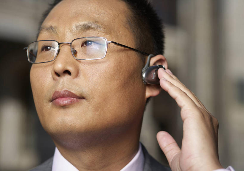 东方人,脸,头,脸颊,手,一个人,商务人士,商务男性,摸,横图,室外,特写,白天,正面,衬衫,通讯,亚洲,仅一个男性,仅一个人,仅一个中年男性,一副,抚摸,阴影,套装,朦胧,模糊,反射,信息,眼镜,影子,听,注视,黄种人,耳机,耳麦,话筒,观察,看,手部,通信,观看,单手,协调,察看,麦克风,关注,扩音器,商务装,蓝牙,蓝牙耳机,近视眼镜,传声器,工薪阶层,微音器,男人,男性,中年男性,亚洲人,头部,脸部,脸蛋,面部,白领,上班族,触摸,接触,半身,彩图,衬衣