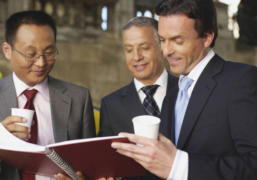 东方人,西方人,三个人,同事,商务人士,商务男性,站,笑,微笑,露齿笑,横图,室外,白天,正面,衬衫,成功,合作,团队,集体,信心,杯子,书籍,欧洲,欧洲人,亚洲,一本,一副,握,套装,眼镜,领带,拿,拿着,注视,黄种人,队伍,纸制品,低头,观察,看,站着,握着,观看,纸杯,察看,领导,象征,庄重,成就,关注,一次性杯子,商务装,身份,合伙,领袖,近视眼镜,工薪阶层,正式,地位,垂头,男人,男性,中年男性,白种人,亚洲人,白领,上班族,书,图书,站立,半身,彩图,衬衣