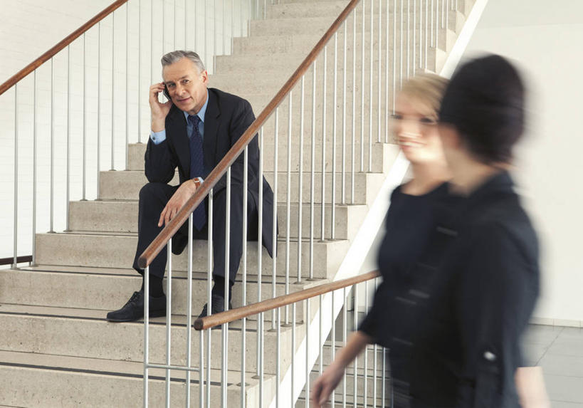 西方人,三个人,同事,商务人士,商务男性,商务女性,栏杆,坐,走,说,打电话,横图,室内,白天,正面,衬衫,讨论,成功,合作,团队,集体,信心,楼梯,电话,手机,欧洲,欧洲人,握,套装,朦胧,模糊,扶手,阶梯,领带,拿,听,拿着,注视,通讯设备,队伍,护栏,相视,台阶,观察,看,面对面,握着,观看,对视,察看,领导,互视,象征,庄重,成就,关注,相对,商务装,身份,合伙,领袖,工薪阶层,相看,一部,正式,地位,交流,男人,男性,女人,女性,中年男性,中年女性,白种人,白领,上班族,步行,沟通,讲话,交谈,散步,商讨,说话,谈话,通话,走路,坐着,半身,彩图,衬衣