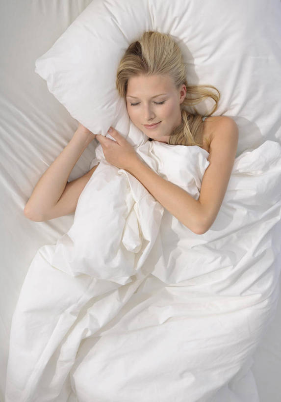 西方人,一个人,躺,闭眼,笑,睡,微笑,竖图,俯视,室内,白天,床,靠垫,卧室,欧洲,欧洲人,仅一个年轻女性,仅一个女性,仅一个人,阴影,反射,影子,双人床,床单,靠枕,被子,垫子,枕头,被单,卧着,年轻女性,女人,女性,白种人,闭眼睛,闭着眼,闭着眼睛,困,困觉,寝息,睡觉,躺着,卧,半身,彩图,高角度拍摄,睡房,卧房