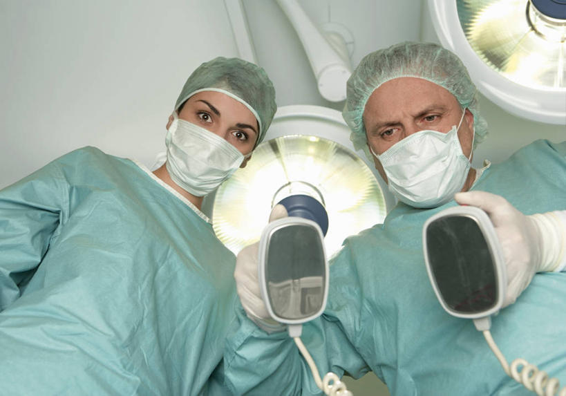 西方人,两个人,伙伴,朋友,医生,医院,站,横图,室内,白天,仰视,工作服,制服,友谊,合作,团队,帽子,照明,欧洲,欧洲人,握,阴影,分离,光线,工具,影子,灯光,过滤,拿,分开,拿着,注视,灯,口罩,手套,灯具,观察,看,站着,医护人员,医疗人员,隔断,橡胶,战略,握着,遮掩,观看,隔离,照亮,察看,手术,卫生,掩盖,遮挡,白大褂,照明设备,关注,净化,起搏器,间隔,医疗器械,防护服,橡胶手套,预防,心脏起搏器,医疗工具,隔离服,橡胶制品,无菌服,遮盖,无影灯,防尘,医疗机构,医生帽,医用手套,联合,合谋,掩饰,断绝,隔开,屏蔽,屏绝,远离,中断,阻遏,阻隔,工作制服,辅助工具,配合,协作,老年男性,男人,男性,年轻女性,女人,女性,白种人,大夫,站立,半身,彩图,低角度拍摄,工作套服,病院,诊所,防静电工装,隔工作服,洁净工装,洁净工作服,净化服,无尘工作服,无尘衣