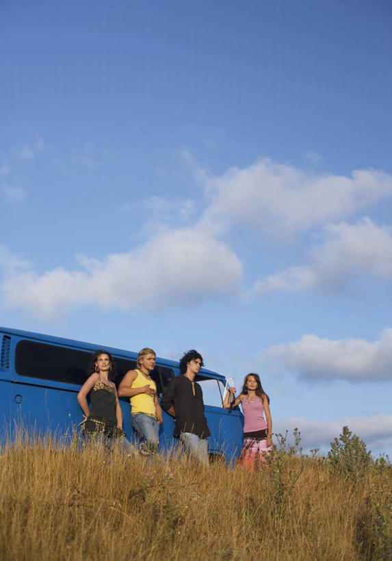 西方人,四个人,伙伴,朋友,站,笑,说,微笑,露齿笑,竖图,室外,白天,仰视,爱情,讨论,友谊,植物,公共汽车,欧洲,欧洲人,一排,阴影,服装,枯萎,整齐,光线,影子,云,云朵,巴士,枯草,公交车,浪漫,云彩,注视,休闲装,车,草,排列,衣服,黄色,蓝色,白云,蓝天,天空,阳光,交通工具,天,观察,看,站着,休闲,温暖,温馨,休闲服,恩爱,恋人,服饰,晴朗,观看,和睦,察看,队列,关注,载具,交流,友情,男人,男性,年轻男性,年轻女性,女人,女性,白种人,情侣,晴空,沟通,讲话,交谈,商讨,说话,谈话,站立,彩图,低角度拍摄,全身,伴侣,融洽