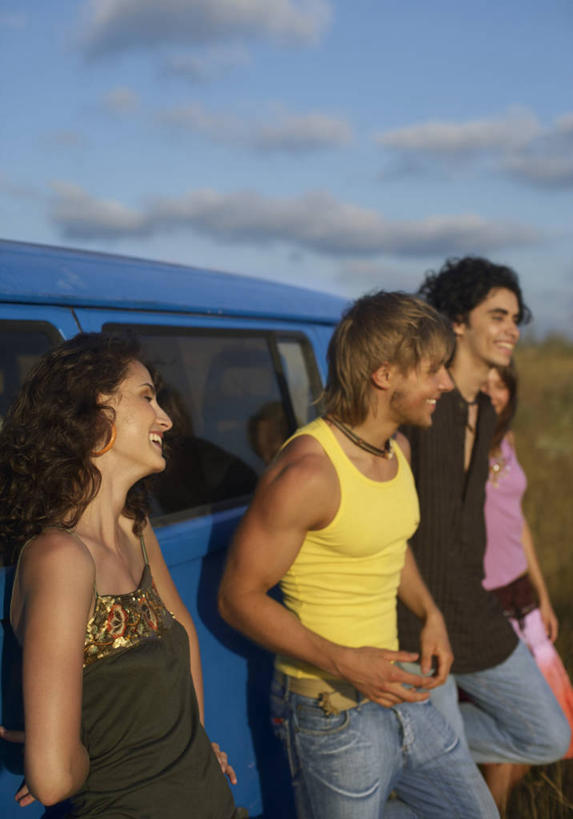 西方人,四个人,伙伴,朋友,站,笑,说,微笑,露齿笑,竖图,室外,白天,正面,爱情,讨论,友谊,植物,公共汽车,项链,欧洲,欧洲人,一排,阴影,服装,裤子,枯萎,整齐,光线,影子,云,云朵,巴士,枯草,公交车,浪漫,云彩,注视,牛仔裤,休闲装,车,装饰品,草,排列,衣服,黄色,蓝色,白云,蓝天,天空,阳光,饰品,首饰,交通工具,天,观察,看,站着,休闲,温暖,温馨,休闲服,恩爱,恋人,服饰,晴朗,观看,和睦,察看,队列,关注,载具,交流,友情,男人,男性,年轻男性,年轻女性,女人,女性,白种人,情侣,晴空,沟通,讲话,交谈,商讨,说话,谈话,站立,半身,彩图,伴侣,融洽