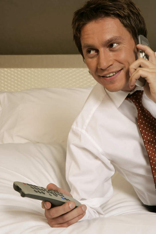 西方人,一个人,商务人士,商务男性,说,打电话,竖图,室内,白天,正面,衬衫,讨论,床,卧室,电话,手机,欧洲,欧洲人,仅一个男性,仅一个人,撑,握,套装,墙,双人床,床单,领带,拿,拿着,注视,通讯设备,被子,墙壁,墙面,仅一个年轻男性,遥控器,观察,看,握着,观看,察看,撑着,被单,象征,庄重,关注,商务装,身份,工薪阶层,正式,地位,交流,男人,男性,年轻男性,白种人,白领,上班族,沟通,讲话,交谈,商讨,说话,谈话,通话,半身,彩图,衬衣,睡房,卧房