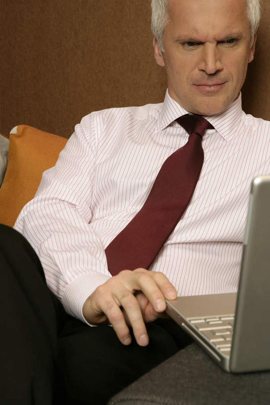 西方人,一个人,商务人士,商务男性,坐,竖图,室内,白天,正面,衬衫,电脑,笔记本电脑,靠垫,沙发,桌子,欧洲,欧洲人,仅一个男性,仅一个人,敲打,套装,网络,办公桌,墙,靠枕,领带,注视,输入,通讯设备,墙壁,墙面,垫子,枕头,打字,观察,看,靠,靠着,倚靠,仅一个老年男性,观看,点击,敲击,察看,无线,倚着,象征,庄重,关注,通信设备,商务装,身份,无线网络,布艺沙发,无线上网,便携式电脑,工薪阶层,正式,地位,按键,手提电脑,老年男性,男人,男性,白种人,白领,上班族,坐着,半身,彩图,衬衣