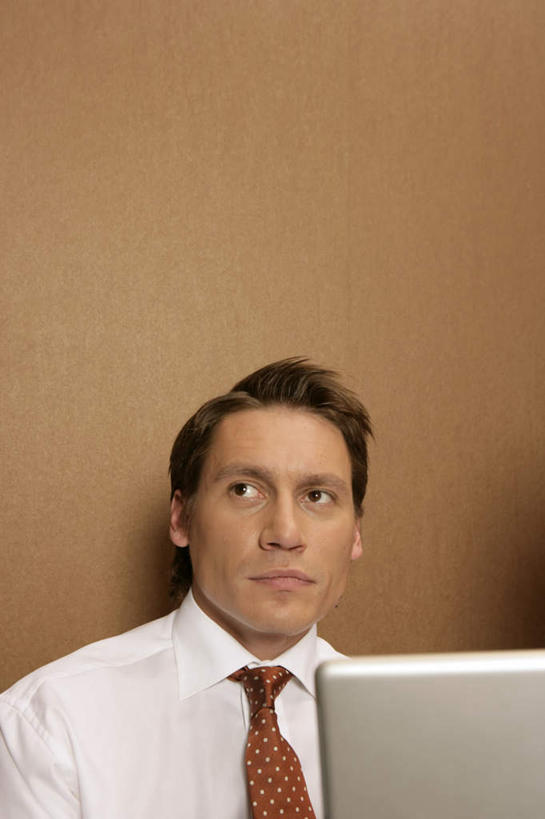 西方人,一个人,商务人士,商务男性,坐,竖图,室内,白天,正面,衬衫,电脑,笔记本电脑,欧洲,欧洲人,仅一个男性,仅一个人,套装,网络,墙,领带,注视,通讯设备,墙壁,墙面,仅一个年轻男性,观察,看,观看,察看,无线,象征,庄重,关注,通信设备,商务装,身份,无线网络,无线上网,便携式电脑,工薪阶层,正式,地位,手提电脑,男人,男性,年轻男性,白种人,白领,上班族,坐着,半身,彩图,衬衣