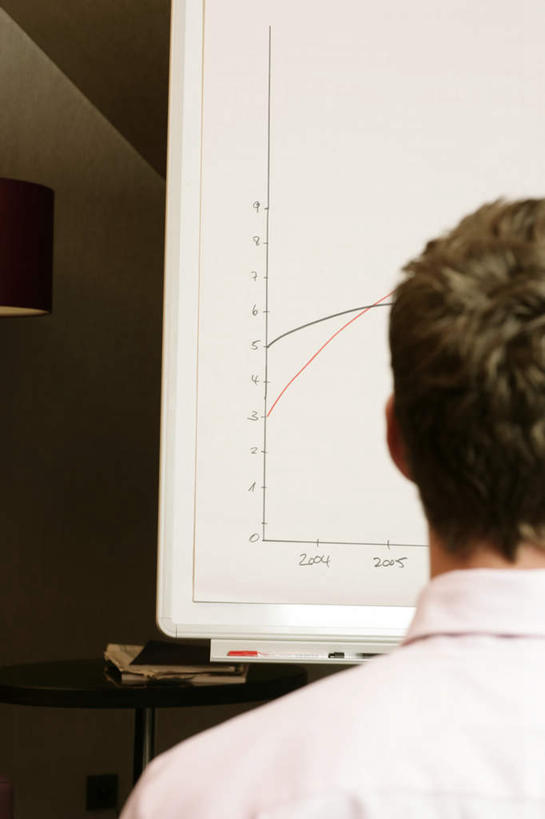 西方人,一个人,商务人士,商务男性,办公室,竖图,室内,白天,衬衫,桌子,欧洲,欧洲人,仅一个男性,仅一个人,套装,标志,数字,文字,字符,办公桌,墙,注视,标识,墙壁,墙面,仅一个年轻男性,背面,白板,观察,看,阿拉伯数字,观看,察看,关注,商务装,记录板,工薪阶层,记事板,男人,男性,年轻男性,白种人,白领,上班族,半身,彩图,衬衣