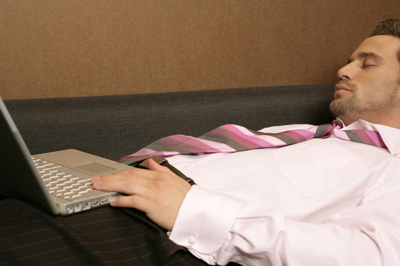 西方人,一个人,商务人士,商务男性,躺,闭眼,横图,室内,白天,侧面,衬衫,电脑,笔记本电脑,沙发,欧洲,欧洲人,仅一个男性,仅一个人,敲打,套装,网络,墙,领带,输入,通讯设备,墙壁,墙面,仅一个年轻男性,打字,休息,点击,敲击,无线,象征,庄重,通信设备,商务装,身份,无线网络,布艺沙发,无线上网,便携式电脑,工薪阶层,正式,地位,卧着,按键,手提电脑,男人,男性,年轻男性,白种人,白领,上班族,闭眼睛,闭着眼,闭着眼睛,躺着,卧,半身,彩图,衬衣