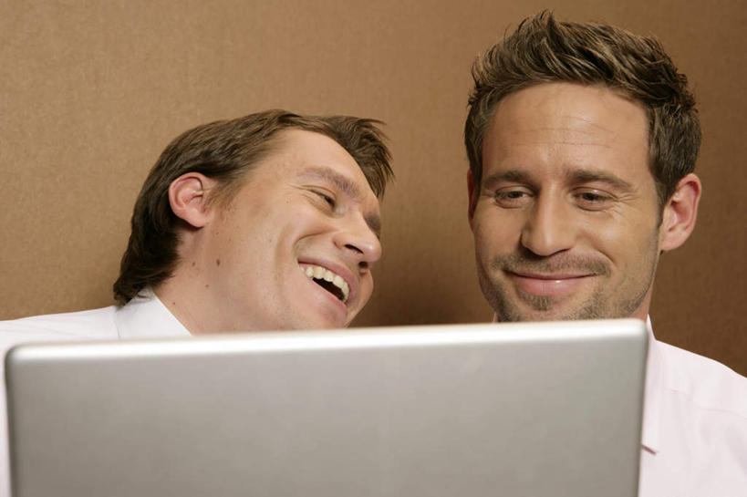 西方人,两个人,同事,商务人士,商务男性,笑,微笑,露齿笑,横图,室内,白天,正面,衬衫,成功,合作,团队,集体,信心,电脑,笔记本电脑,欧洲,欧洲人,套装,网络,墙,注视,通讯设备,队伍,墙壁,墙面,观察,看,观看,察看,无线,领导,成就,关注,通信设备,商务装,无线网络,合伙,领袖,无线上网,便携式电脑,工薪阶层,手提电脑,白种人,白领,上班族,半身,彩图,衬衣