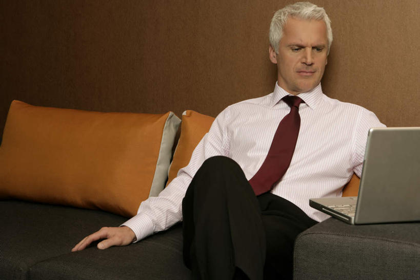 西方人,一个人,商务人士,商务男性,坐,横图,室内,白天,正面,衬衫,电脑,笔记本电脑,沙发,欧洲,欧洲人,仅一个男性,仅一个人,敲打,套装,网络,墙,领带,二郎腿,注视,输入,通讯设备,墙壁,墙面,打字,观察,看,靠,靠着,倚靠,仅一个老年男性,观看,点击,敲击,察看,无线,倚着,象征,庄重,关注,通信设备,商务装,身份,无线网络,布艺沙发,无线上网,便携式电脑,工薪阶层,正式,地位,按键,手提电脑,老年男性,男人,男性,白种人,白领,上班族,坐着,半身,彩图,衬衣